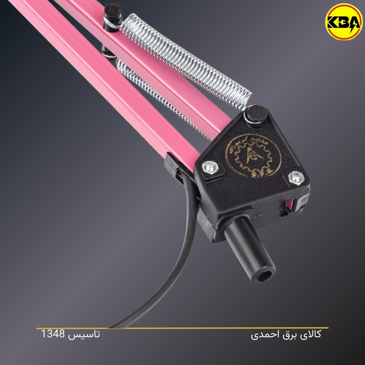 چراغ مطالعه صنایع کریم زاده مدل EN-111 با گردنی فلزی و قابلیت نصب روی میز